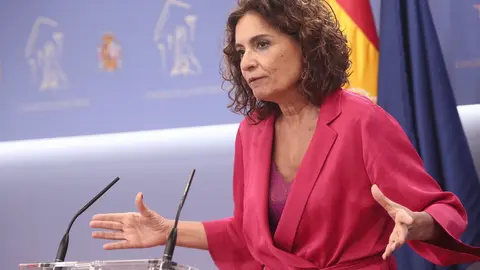 La ministra de Hacienda, Mar&iacute;a Jes&uacute;s Montero, ofrece una rueda de prensa en la sala de prensa del Congreso de los Diputados