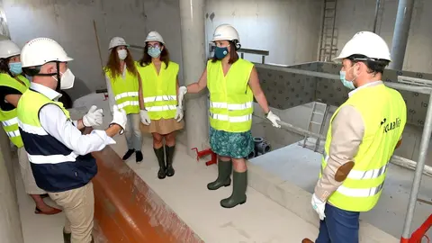 La alcaldesa de Santander visita el tanque de tormentas de El Sardinero