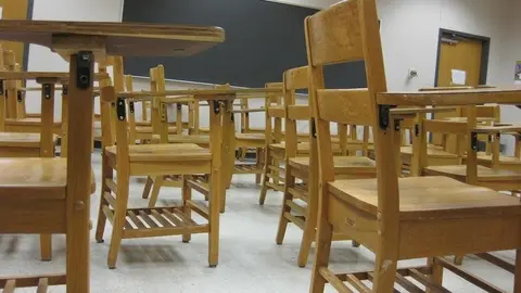 Imagen de los pupitres de una clase