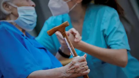 Una trabajadora y una anciana en una residencia madrile&ntilde;a