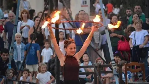 Actuaci&oacute;n de circo en Mostra Viva del Mediterrani. Foto de Archivo