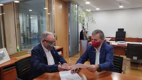 Firma del convenio entre el Ayuntamiento de Bezana y UNATE