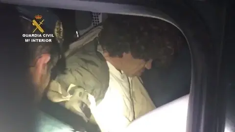 Agentes de la Guardia Civil detienen a Luciano Jos&eacute; Sim&oacute;n G&oacute;mez, el hombre conocido como el 'Rambo de Cantabria' que se atrincher&oacute; en su casa en la localidad de Turieno y dispar&oacute; contra los efectivos de la Guardia Civil antes de darse a la fuga