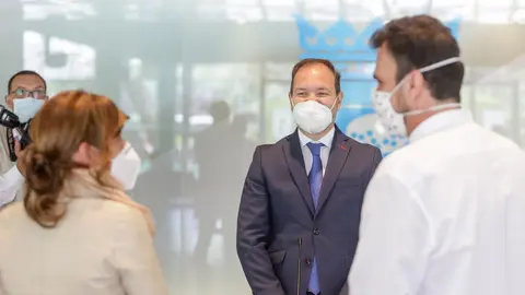 El concejal de Urbanismo del Ayuntamiento de Madrid, Mariano Fuentes, oficia una de las primeras bodas civiles celebradas en la capital tras la declaraci&oacute;n del estado de alarma del coronavirus