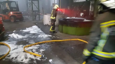 Incendio de la balsa de aceite en una f&aacute;brica de Reinosa
