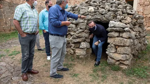 Visita del consejerro de Desarrollo Rural al centro de visitantes de La Piedra en Seco, en Valderredible