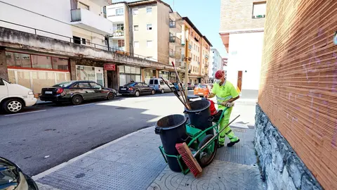 Un empleado de la limpieza trabaja por las calles del barrio La Inmobiliaria de Torrelavega. Archivo.