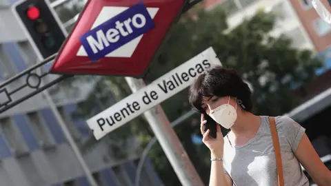 Una mujer pasea al lado del metro de Puente de Vallecas, en Madrid (Espa&ntilde;a), a 16 de septiembre de 2020. Puente de Vallecas es el distrito de la ciudad de Madrid que mayor n&uacute;mero de positivos por coronavirus ha registrado estos &uacute;ltimos 7 d&iacute;as (del 7 de al