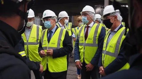 Luis Planas, acompa&ntilde;ado por el director general de Cobadu, Rafael S&aacute;nchez Olea; el subdelegado del Gobierno en Zamora, &Aacute;ngel Blanco; el delegado del Gobierno en Castilla y Le&oacute;n, Javier Izquierdo; y el diputado del PSOE por Zamora, Antidio Fag&uacute;ndez.