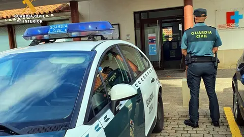 La Guardia Civil en el centro de salud de Selaya