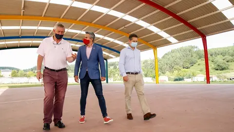 El vicepresidente Pablo Zuloaga (c) con el alcalde de Bareyo y el director general de Deportes