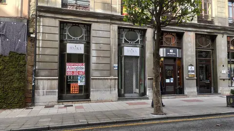 Local cerrado de peque&ntilde;o comercio en Oviedo.