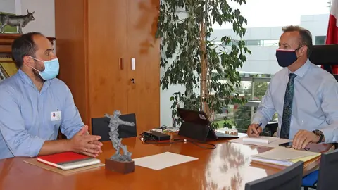 El consejero de Desarrollo Rural, Guillermo Blanco, se re&uacute;ne con el alcalde de Cabu&eacute;rniga, Nicol&aacute;s Toral