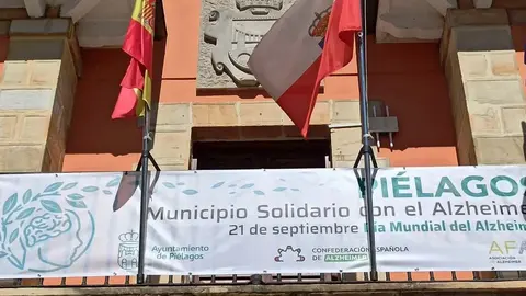 Cartel conmemorativo colgado en el Ayuntamiento de Pi&eacute;lagos por el D&iacute;a del Alzheimer