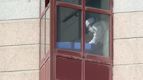 Outeiro de Rei, Lugo. Mas de 100 positivos por Covid19 en la Residencia de Maiores de la cadena DomusVi en Outeiro de Rei. Casi la totalidad de los usuarios se encuentran infectados. En la imagen, un trabajador desinfecta dependencias del centro en la tarde del martes 8 de septiembre