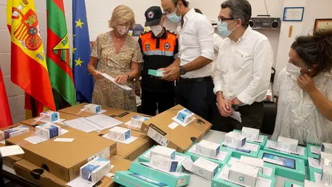 La consejera de Educaci&oacute;n, Marina Lomb&oacute;, entrega en Torrelavega dispositivos y conexiones a internet para los alumnos del Jos&eacute; Mar&iacute;a Pereda