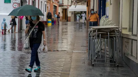 Una mujer se protege de la lluvia bajo su paraguas en Tomares (Sevilla, Andaluc&iacute;a, Espa&ntilde;a), a 18 de septiembre de 2020.