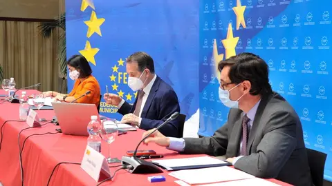 Los ministros Salvador Illa y Carolina Darias presiden  una reuni&oacute;n de trabajo en la sede de la FEMP