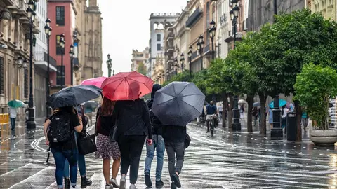 Un grupo de turistas en Sevilla.
