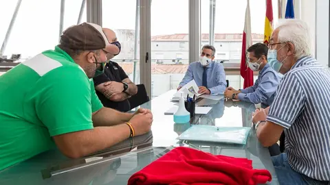 El vicepresidente pablo Zuloaga con represnetantes del proyecto 'Espartanos en El Duso'