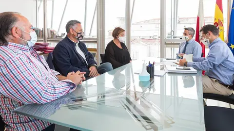 El vicepresidente de Cantabria, Pablo Zuloaga, con la alcaldesa de Laredo, Charo Losa, y representantes del CD Laredo de f&uacute;tbol