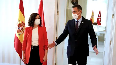 El jefe del Ejecutivo, Pedro S&aacute;nchez, junto a la presidenta de la Comunidad de Madrid, Isabel D&iacute;az Ayuso, tras firmar en el libro de visitas de la comunidad antes su reuni&oacute;n en la sede de la Presidencia regional, en Madrid (Espa&ntilde;a), a 21 de septiembre de 