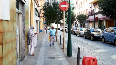 Transe&uacute;ntes por las calles del barrio La Inmobiliaria de Torrelavega