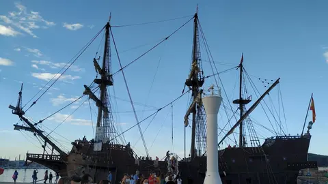Gale&oacute;n Andaluc&iacute;a, atracado en Avil&eacute;s.