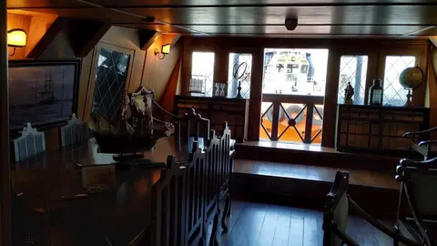 Gale&oacute;n Andaluc&iacute;a, atracado en Avil&eacute;s.