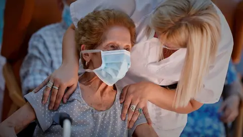 Una trabajadora y una anciana interna en una residencia de la Comunidad de Madrid.