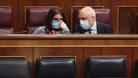 El portavoz del PSOE en el Congreso de los Diputados, Rafael Simancas, habla con la portavoz del PSOE en el Congreso de los Diputados, Adriana Lastra, durante la sesi&oacute;n plenaria celebrada en el Congreso de los Diputados
