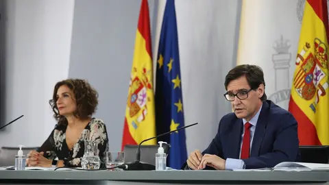 (I-D) La ministra de Hacienda y Portavoz, Mar&iacute;a Jes&uacute;s Montero, y el ministro de Sanidad, Salvador Illa, comparecen en rueda de prensa posterior al Consejo de Ministros en Moncloa, Madrid (Espa&ntilde;a), a 22 de septiembre de 2020.