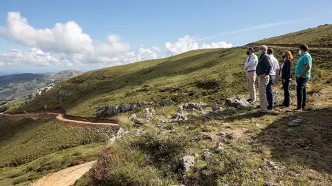 El consejero de Desarrollo Rural, Ganader&iacute;a, Pesca, Alimentaci&oacute;n y Medio Ambiente del Gobierno de Cantabria, Guillermo Blanco,visita actuaciones ejecutadas por su departamento en el municipio de Arredondo