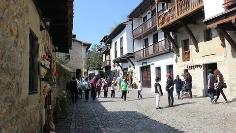 Turistas en Santillana del Mar