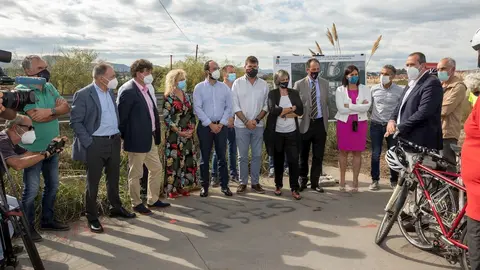 El consejero de Obras P&uacute;blicas, Ordenaci&oacute;n del Territorio y Urbanismo, Jos&eacute; Luis Gochicoa, visita las obras de la senda ciclable entre la pasarela de la A-67 y la Casa de la Naturaleza