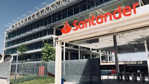 Imagen de archivo de una sede del banco Santander.