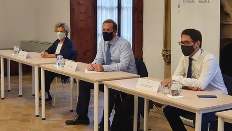 Un instante de una de las reuniones entre el conseller Negueruela y el secretario de Estado Fernando Vald&eacute;s.