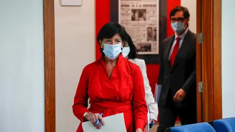 La ministra de Educaci&oacute;n y Formaci&oacute;n Profesional, Isabel Cela&aacute;, la ministra de Pol&iacute;tica Territorial y Funci&oacute;n P&uacute;blica, Carolina Darias, y el ministro de Sanidad, Salvador Illa, a su llegada a la sala de prensa de la Moncloa