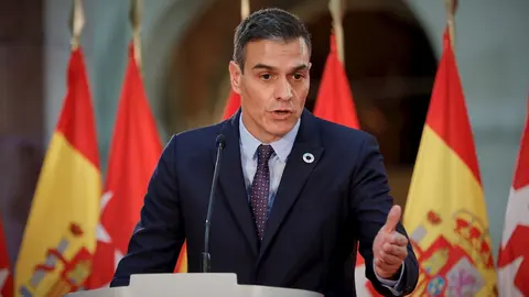 El presidente del Gobierno, Pedro S&aacute;nchez, ofrece una rueda de prensa tras su reuni&oacute;n con la presidenta de la Comunidad de Madrid, Isabel D&iacute;az Ayuso, en la sede de la Presidencia regional, en Madrid (Espa&ntilde;a), a 21 de septiembre de 2020. El objeto de la ci
