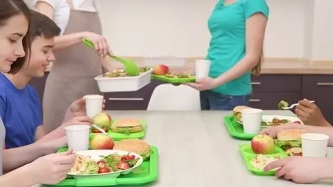 Ni&ntilde;os en comedor de colegio