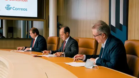 Acuerdo entre Santander y Correos para ofrecer servicios financieros b&aacute;sicos.