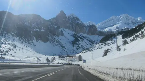 La nieve dificulta la circulaci&oacute;n en las carreteras oscenses.