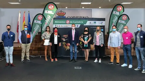 El consejero de Desarrollo Rural, Guillermo Blanco, con los productores premiados