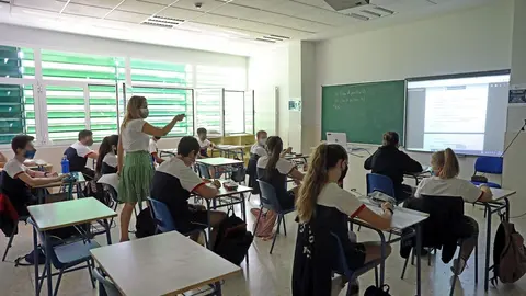 Alumnos atienden durante una clase semipresencial de Matem&aacute;ticas.