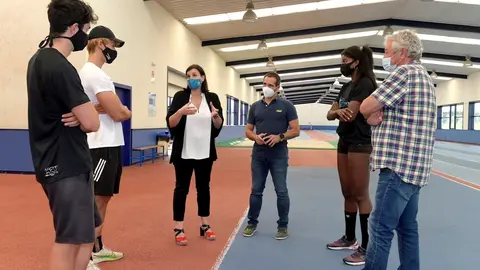 La alcaldesa visita las instalaciones de atletismo del Complejo Ruth Beitia