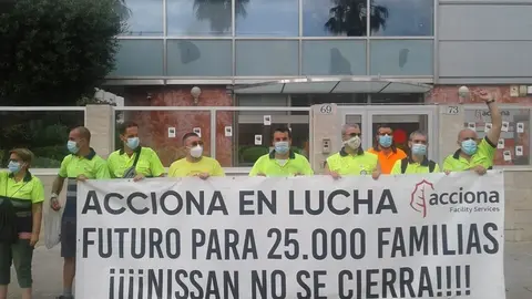 Trabajadores de Acciona subcontratados por Nissan protestando en agosto contra el cierre de la automovil&iacute;stica nipona
