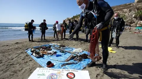 Retiran 120 kilos de basuras de los fondos marinos vascos