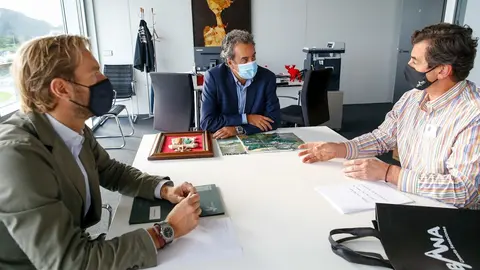 Consejero de Industria, Francisco Mart&iacute;n, y alcalde Pesaguero