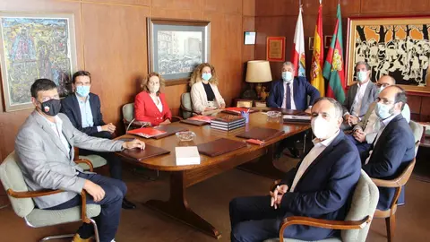 Visita de Pedro Casares, Isabel Fern&aacute;ndez y Ainoa Qui&ntilde;ones a Torrelavega