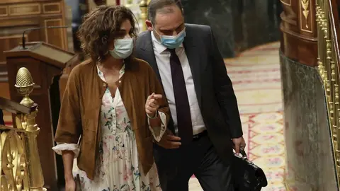 Los ministros de Hacienda y Transportes, Mar&iacute;a Jes&uacute;s Montero y Jos&eacute; Luis &Aacute;balos, llegan a una sesi&oacute;n de control al Gobierno en el Congreso de los Diputados